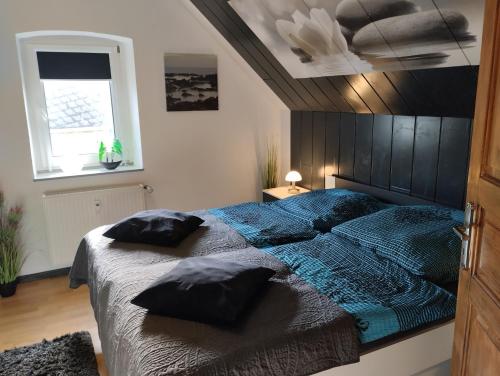 ein Schlafzimmer mit einem Bett mit zwei Kissen darauf in der Unterkunft Ferienwohnung Am Vulkanpfad in Ettringen