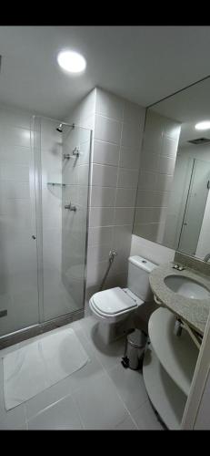 a bathroom with a shower and a toilet and a sink at VISION HOTEL Brasilia Piscina Academia Garagem Flat 12 Andar in Brasília