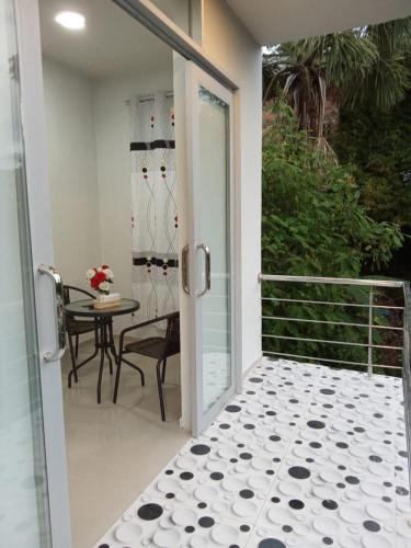 une porte en verre menant à une terrasse avec une table. dans l'établissement HOSPEDAJE SHELOMIT, à Nauta