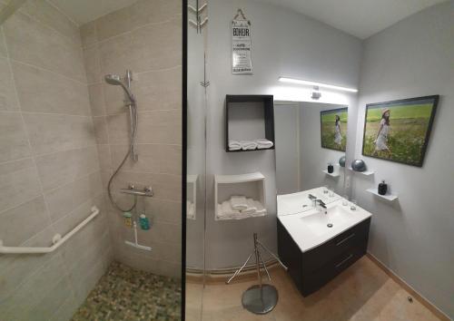 W łazience znajduje się prysznic i umywalka. w obiekcie Chemin vert w mieście Bayeux