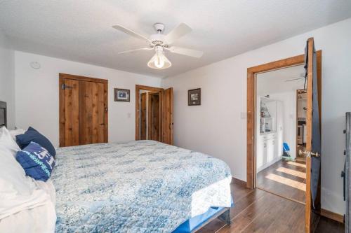 a bedroom with a bed and a ceiling fan at Mallard's Rest in Hot Springs