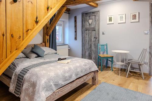 1 dormitorio con 1 cama grande y puerta de madera en Nasze Calle, en Węgorzewo