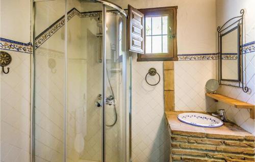 Nice Home In El Borge With Wifi في Borge: حمام مع دش ومغسلة
