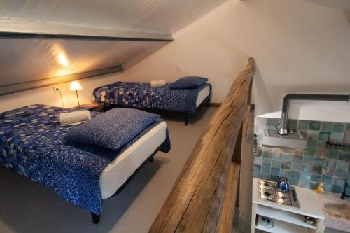 ein kleines Zimmer mit 2 Betten und einer Küche in der Unterkunft Valvida in Gaio