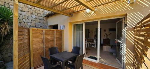 Φωτογραφία από το άλμπουμ του Appartement T2 avec piscine aux portes de la plage de Cupabia σε Serra-di-Ferro