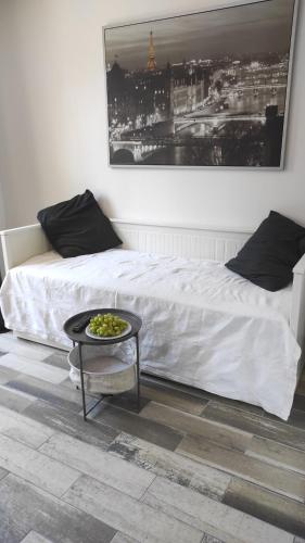 um quarto com uma cama e uma taça de uvas numa mesa em Charmant Studio proche Paris Metro ligne 8 em Charenton-le-Pont