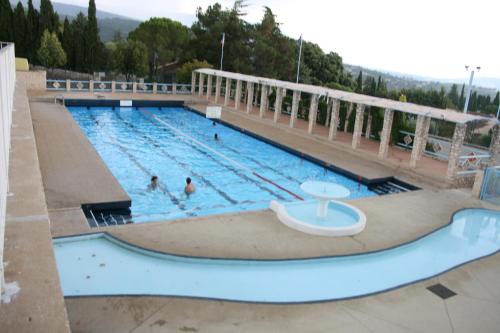 - une grande piscine pour 2 personnes dans l'établissement Location de vacances Luberon 2 personnes, à Saint-Saturnin-lès-Apt