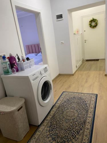 uma máquina de lavar roupa numa sala com um quarto em 29 Guesthouse em Kolgecaj