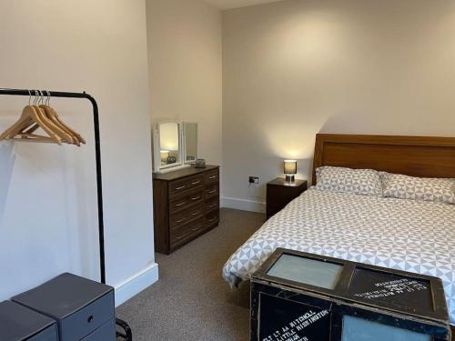 ホーリーにあるHome comfort 4 mins from Gatwick!のベッドルーム1室(ベッド1台、ドレッサー、鏡付)