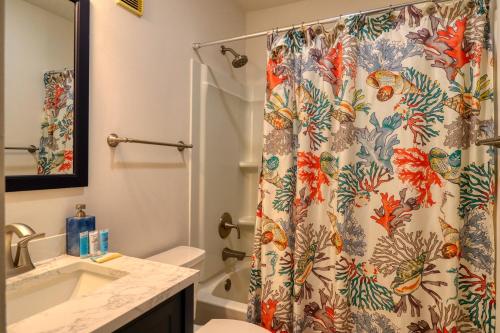 ein Badezimmer mit einem Duschvorhang, einem WC und einem Waschbecken in der Unterkunft Oceanfront: Beach, Sand and Views at Coral Reef! in North Topsail Beach