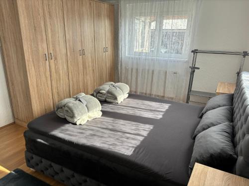 uma cama com duas almofadas num quarto em Vila Tosic em Aleksandrovac