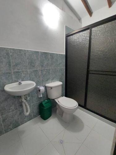 a bathroom with a toilet and a sink at Casa de descanso unifamiliar in Venecia