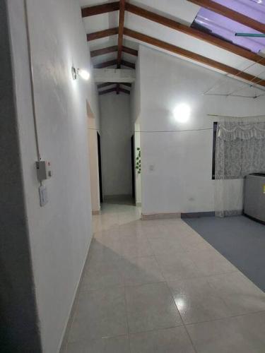 an empty room with a white wall and a tile floor at Casa de descanso unifamiliar in Venecia