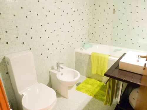 ポルトにあるFonsi Houseのバスルーム(白いトイレ、シンク付)