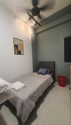 Ένα ή περισσότερα κρεβάτια σε δωμάτιο στο aqilahomestay