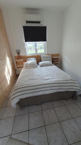 Tempat tidur dalam kamar di Parenthèse du Pic Appartement Climatisé 2 à 6p