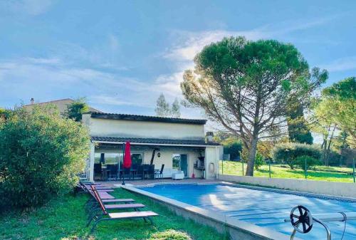 une maison avec une piscine dans la cour dans l'établissement grande maison avec vue sur les Cevennes, à Canaules-et-Argentières