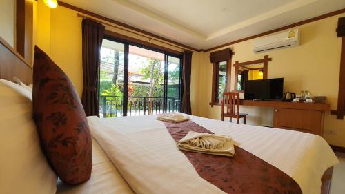 une chambre d'hôtel avec un lit et des serviettes. dans l'établissement Tonkhao resort, à Ban Chuang
