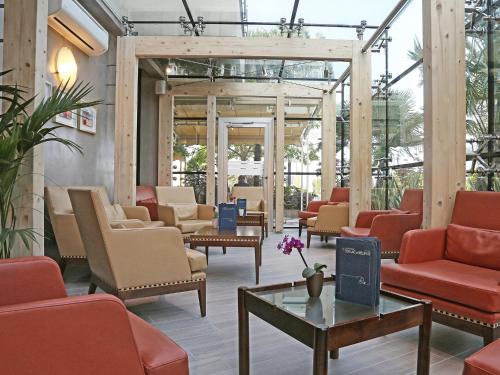 a waiting room at a hospital with chairs and tables at Hotel Du Lac et Bellevue in Bardolino