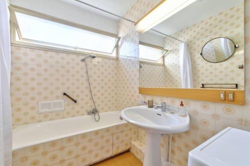 une salle de bain avec un lavabo et une baignoire dans l'établissement Eden, à Antibes