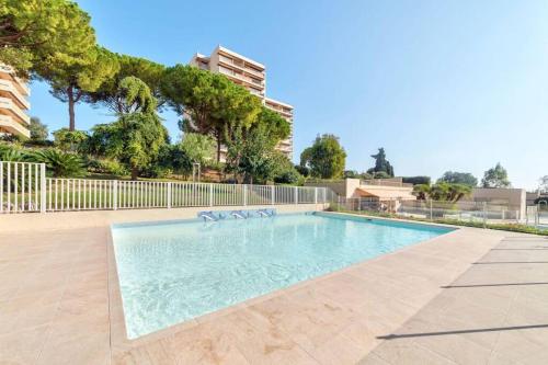 une piscine avec deux chaises et une clôture dans l'établissement Eden, à Antibes