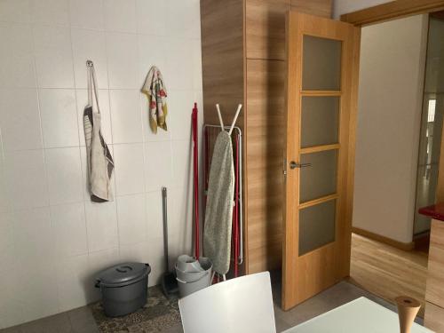 een keuken met 2 hockeysticks en een deur bij Modern & cosy Apartment in Jaca Pyrenees Spain in Jaca
