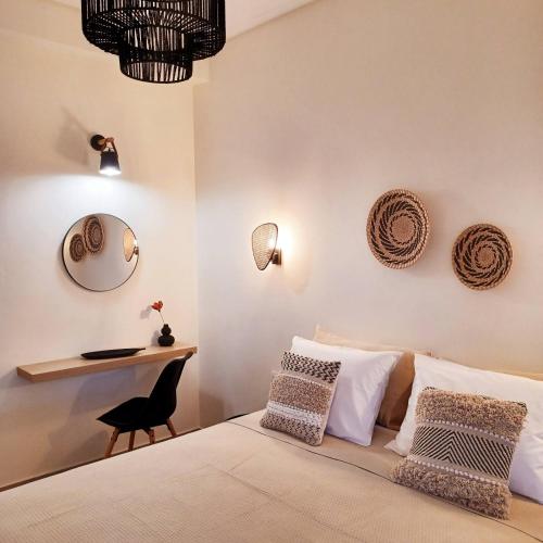 sypialnia z łóżkiem ze stołem i lustrem w obiekcie nisaki rooms & apartments w mieście Methana