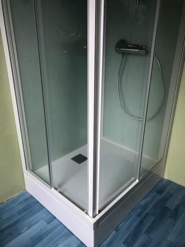 une douche avec une cabine en verre dans une salle de bain dans l'établissement Maison a 400 m de la mer, à Saint-Germain-sur-Ay