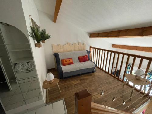 - un salon avec un canapé dans l'établissement pavillon 2 chambres 1 mezzanine 6personnes, à Saint Pierre La Mer