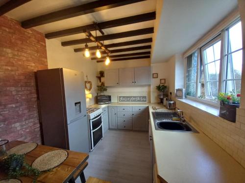 Kuchyň nebo kuchyňský kout v ubytování Yewtree Cottage