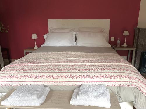 Postel nebo postele na pokoji v ubytování La Chambre d'hôte de Manou en Normandie