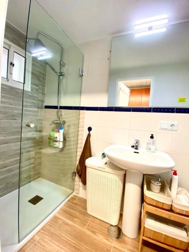 La salle de bains est pourvue d'un lavabo et d'une douche. dans l'établissement Estepona SEGHERS SEA VIEW, à Estepona