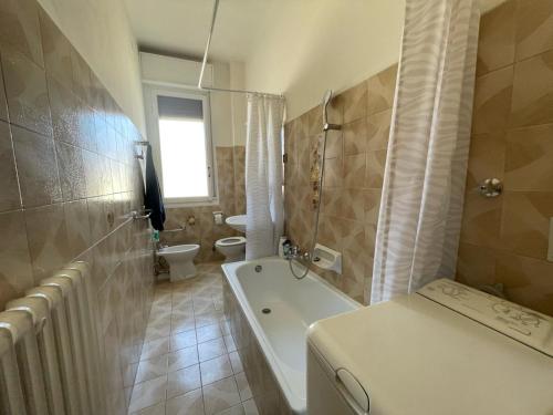 uma casa de banho com uma banheira, um WC e um lavatório. em Cristoforo em Bolonha