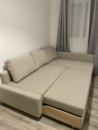 un lit dans un salon avec un cadre de lit dans l'établissement Maison JO 2024, à Villepinte