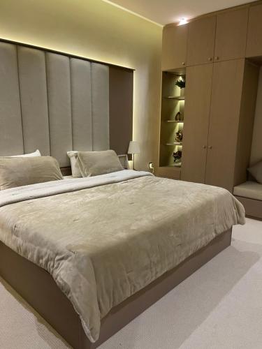 En eller flere senge i et værelse på شقة فاخرة بمدخل طراز سلماني