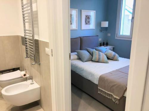 una camera con letto, lavandino e servizi igienici di CASA MANDO with Terrace and Jacuzzi a Taormina