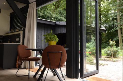 - une salle à manger avec une table et deux chaises dans l'établissement Landgoedhuisje de Blije Uil, à Zwolle