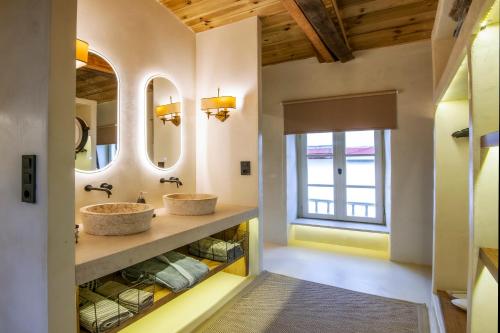 雅典的住宿－SUITE HOUSE THISSION，带窗户的浴室内的2个盥洗盆
