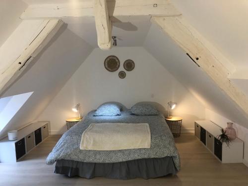 een slaapkamer met een bed op de zolder bij Lolivia Gîte 8 personnes in Saint-Georges-sur-Cher