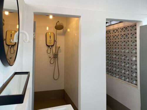 La salle de bains est pourvue d'une douche et d'un lavabo. dans l'établissement Aayu Melayu, à George Town