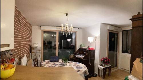 un salon avec une table et une salle à manger dans l'établissement Colombes Tram T2 Parc Lagravère, à Colombes