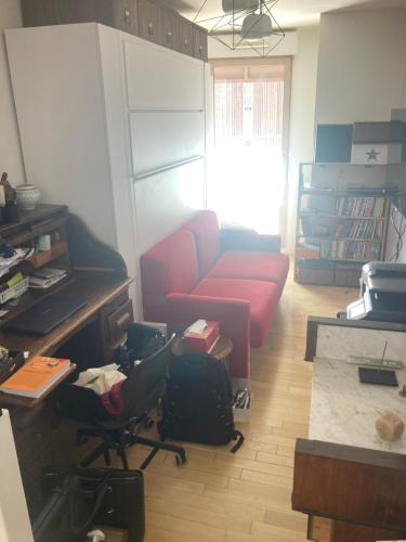 un salon avec un canapé rouge et une table dans l'établissement Colombes Tram T2 Parc Lagravère, à Colombes