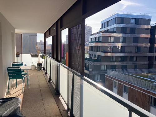 d'un balcon avec vue sur un grand bâtiment. dans l'établissement Colombes Tram T2 Parc Lagravère, à Colombes