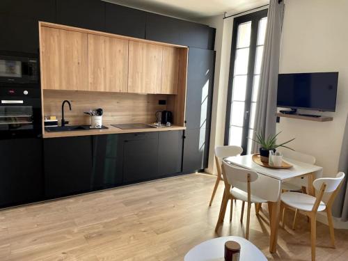 O bucătărie sau chicinetă la Chez Marlène Coeur Vieil Antibes, bon emplacement, rénové et convivial , clim, balcon