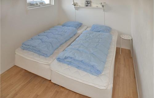 Broagerにある2 Bedroom Cozy Home In Broagerの白いベッド(青いシーツ付)