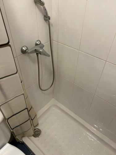 une salle de bain avec douche et toilettes dans l'établissement Habitacion del Angel, à Alicante