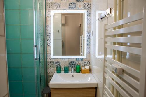 La salle de bains est pourvue d'un lavabo et d'un miroir. dans l'établissement Studio apartman D7, à Vukovar