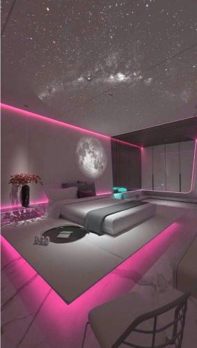 Ysso3 في الطائف: غرفة نوم مع سرير مع إضاءة وردية