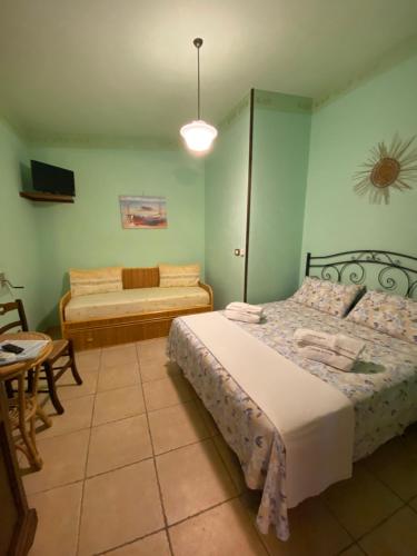 マリーナ・ディ・マンカヴェルサにあるMacchia Salentinaのベッドルーム1室(ベッド2台、テーブル、椅子付)