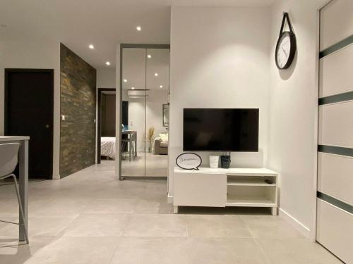 sala de estar con TV de pantalla plana en la pared en Maison Appart, Le Cocon Brindasien, 20 min de Lyon, 66 m2, en Brindas